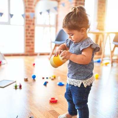 Enfant tenant un verre en plastique à la garderie