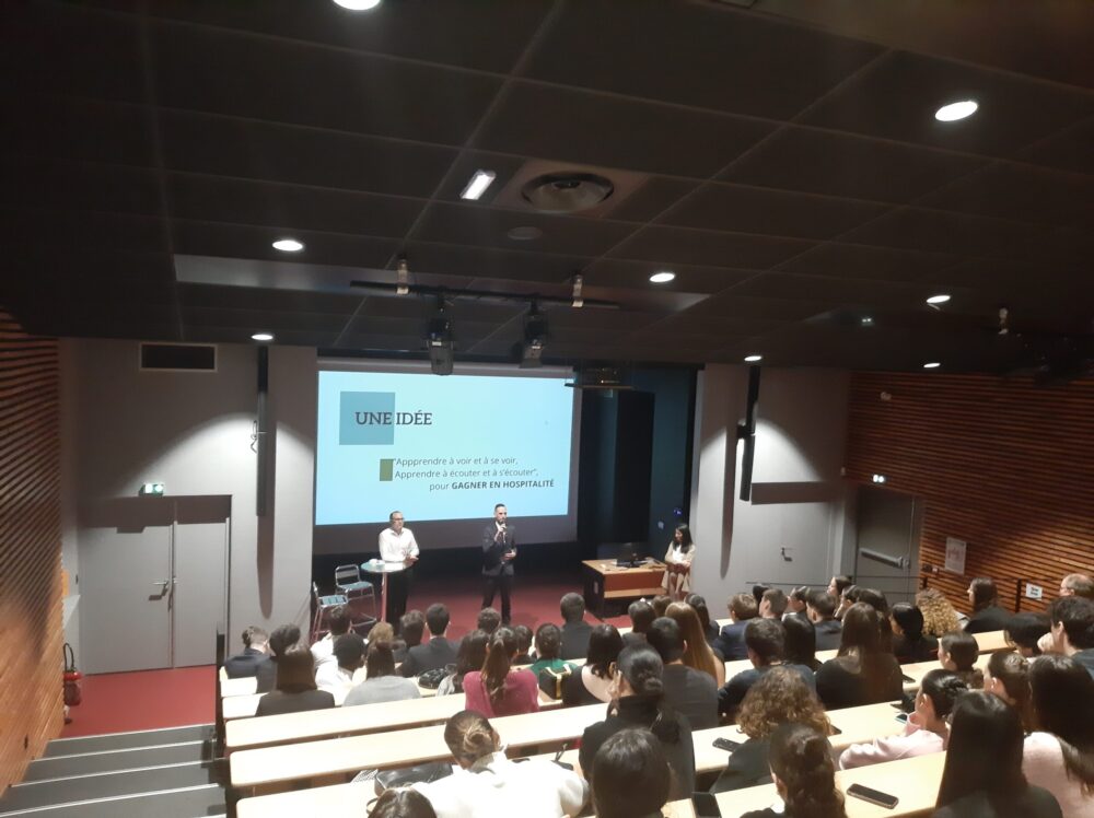 Etudiants en amphithéâtre pour la masterclasse sur l'hospitalité